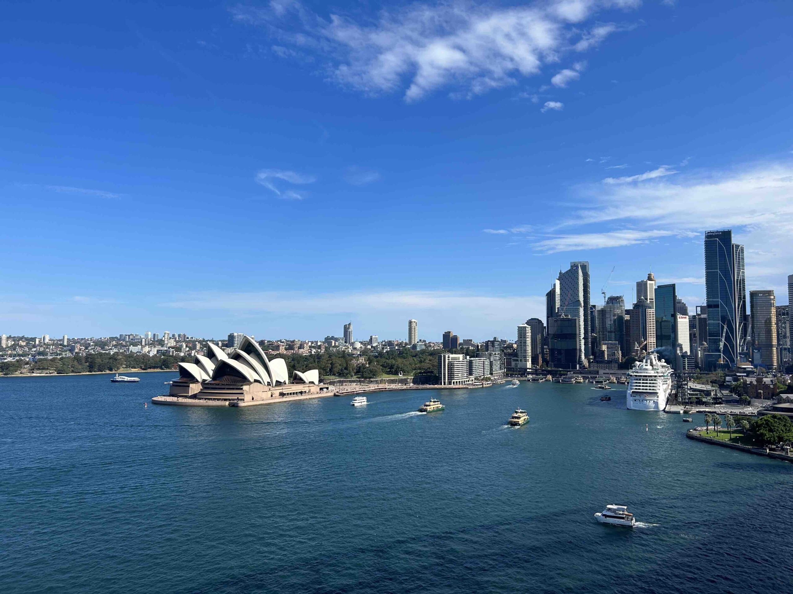 Sydney Opera House vista dal mare con skyline della città sullo sfondo