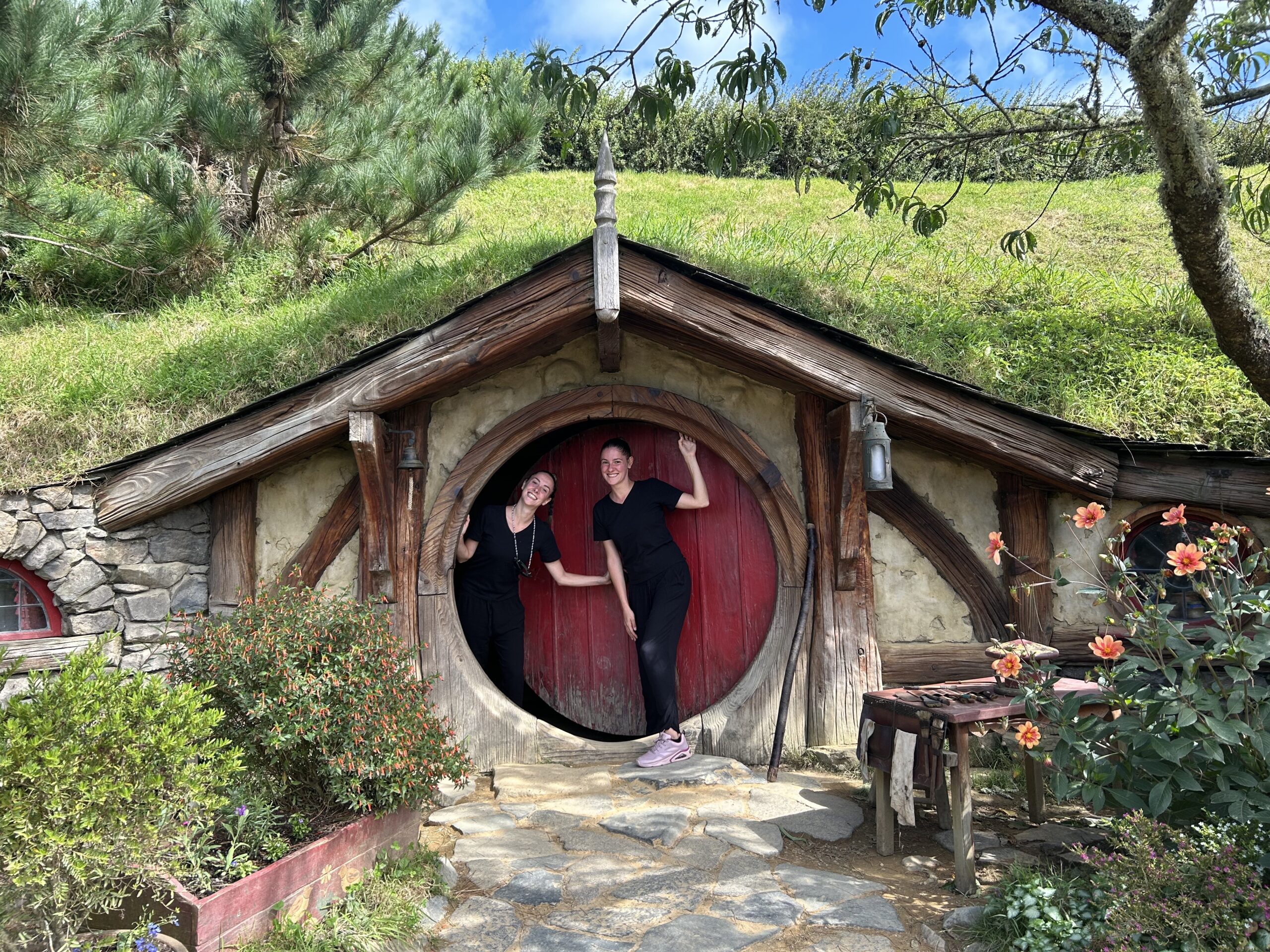 Due viaggiatrici davanti a una casa Hobbit a Hobbiton