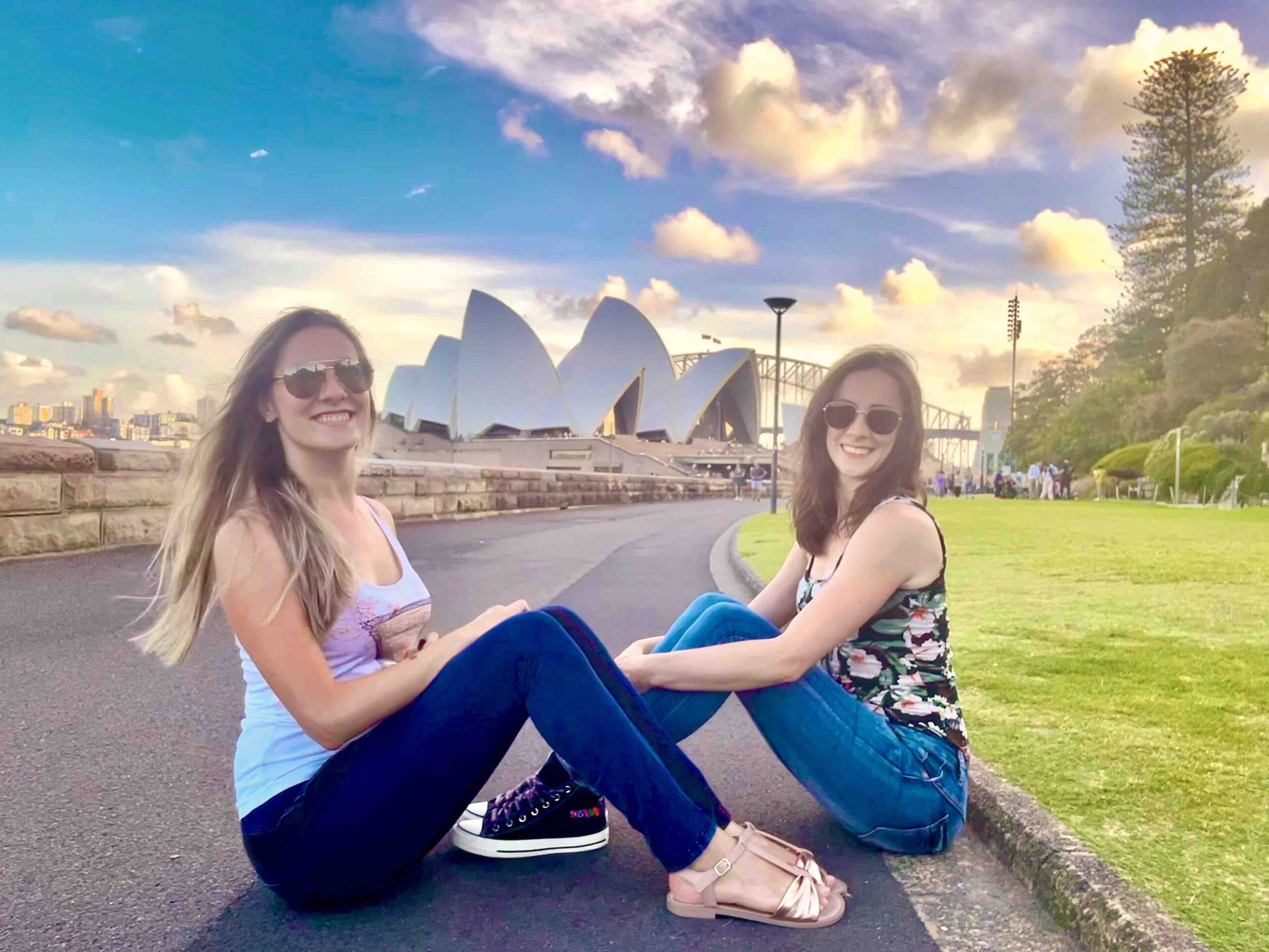 Due viaggiatrici sedute davanti alla Sydney Opera House in Australia
